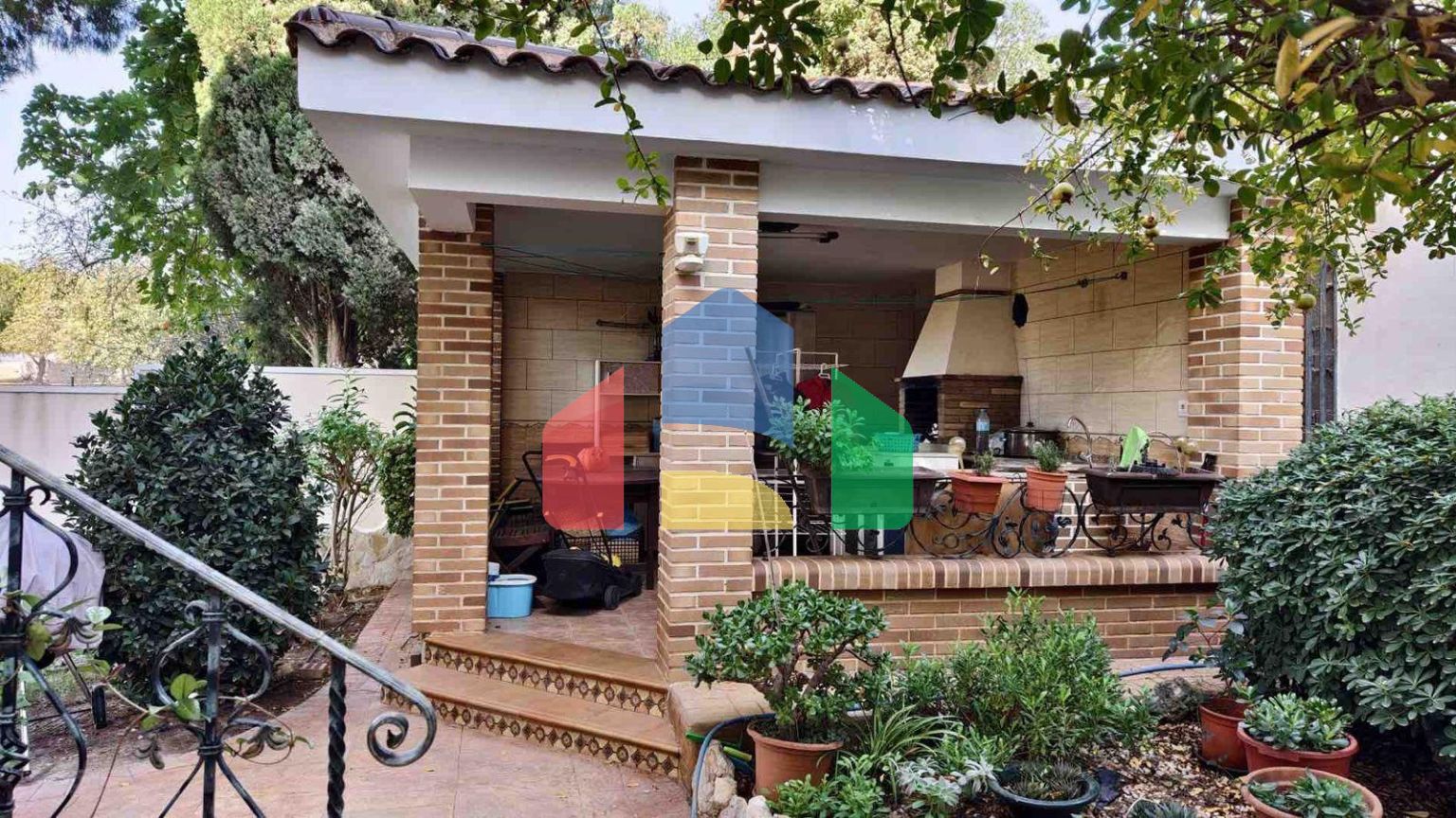 ВИЛЛА С БАССЕЙНОМ. 5 СПАЛЕН. 4 ВАННЫХ КОМНАТ. УЧАСТОК 850 М2. ПЛОЩАДЬ 364 М2. БАССЕЙН.