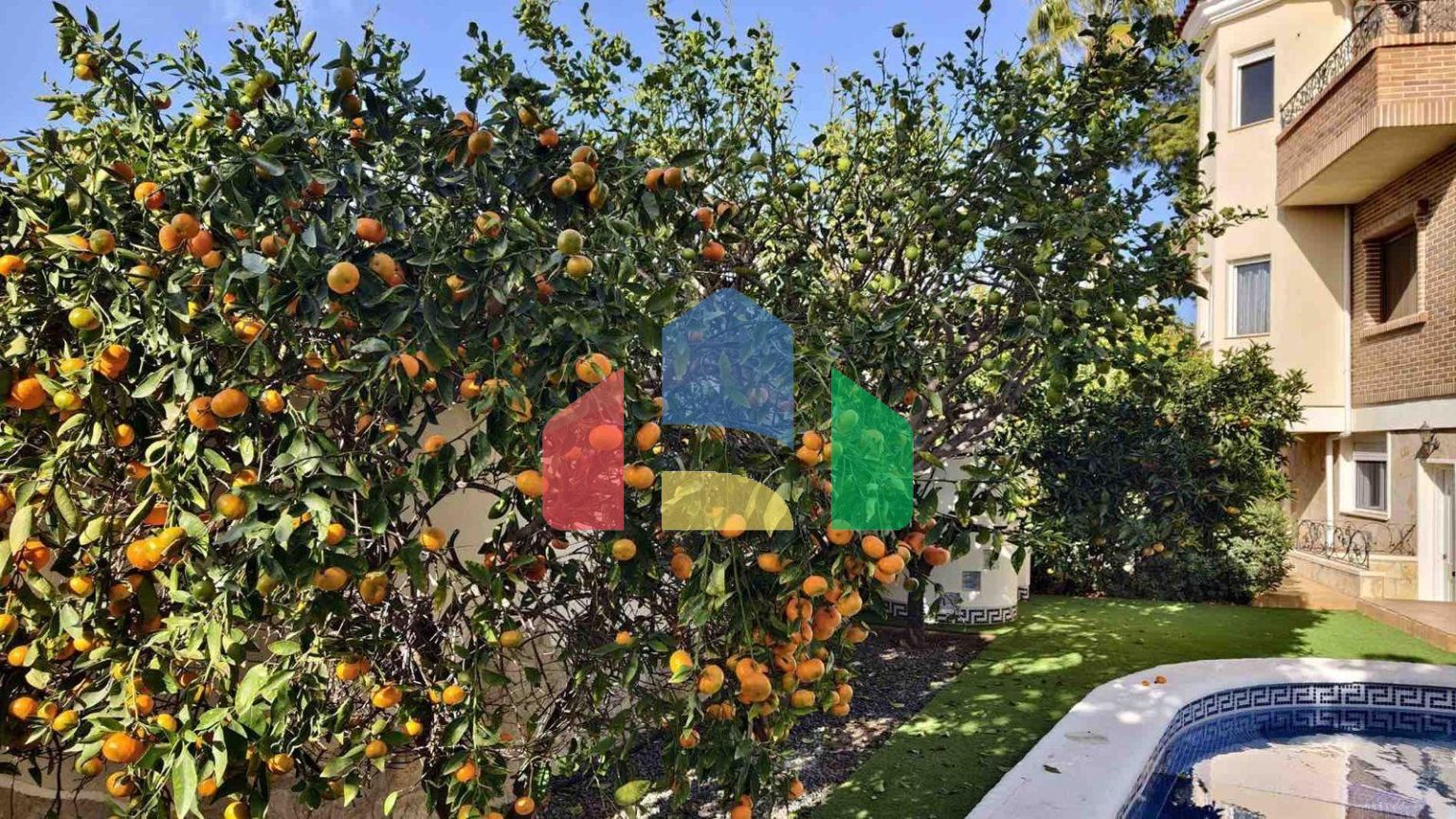 ВИЛЛА С БАССЕЙНОМ. 5 СПАЛЕН. 4 ВАННЫХ КОМНАТ. УЧАСТОК 850 М2. ПЛОЩАДЬ 364 М2. БАССЕЙН.