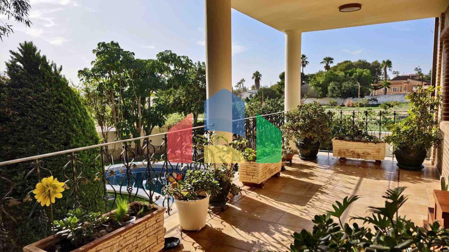 ВИЛЛА С БАССЕЙНОМ. 5 СПАЛЕН. 4 ВАННЫХ КОМНАТ. УЧАСТОК 850 М2. ПЛОЩАДЬ 364 М2. БАССЕЙН.