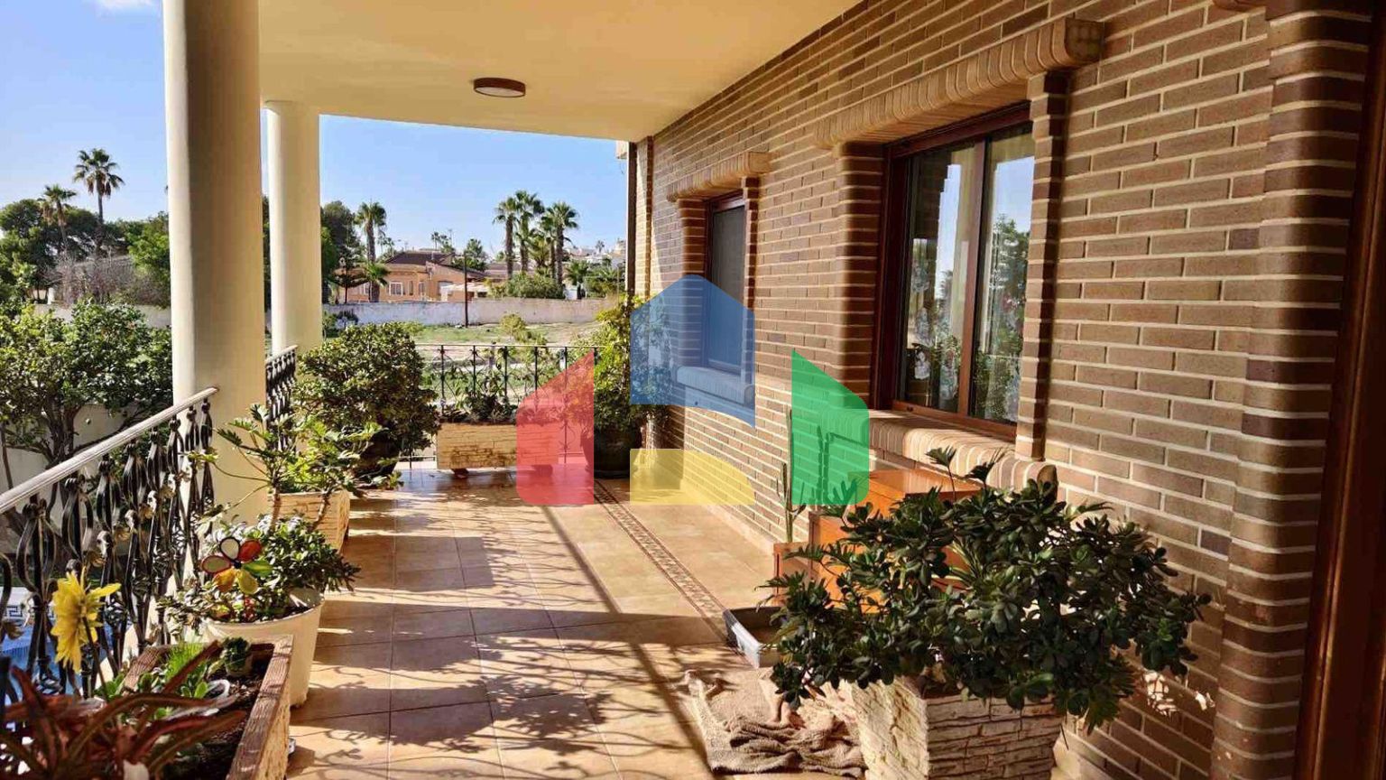 ВИЛЛА С БАССЕЙНОМ. 5 СПАЛЕН. 4 ВАННЫХ КОМНАТ. УЧАСТОК 850 М2. ПЛОЩАДЬ 364 М2. БАССЕЙН.