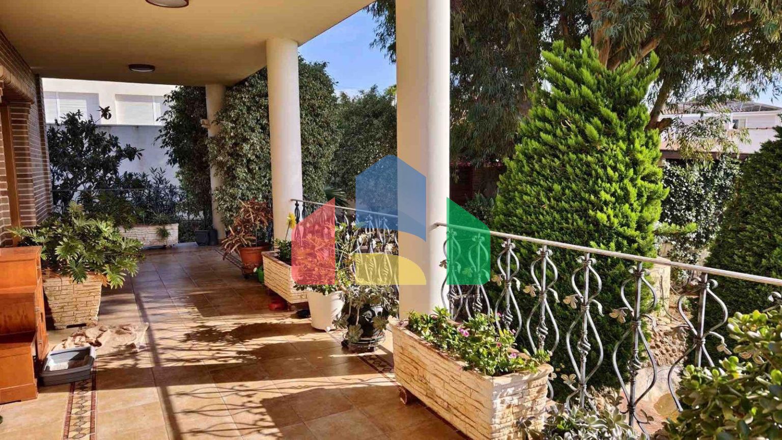 ВИЛЛА С БАССЕЙНОМ. 5 СПАЛЕН. 4 ВАННЫХ КОМНАТ. УЧАСТОК 850 М2. ПЛОЩАДЬ 364 М2. БАССЕЙН.