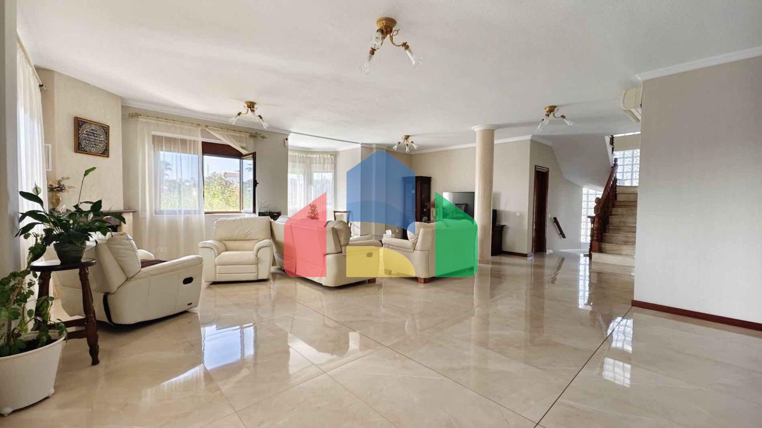 ВИЛЛА С БАССЕЙНОМ. 5 СПАЛЕН. 4 ВАННЫХ КОМНАТ. УЧАСТОК 850 М2. ПЛОЩАДЬ 364 М2. БАССЕЙН.