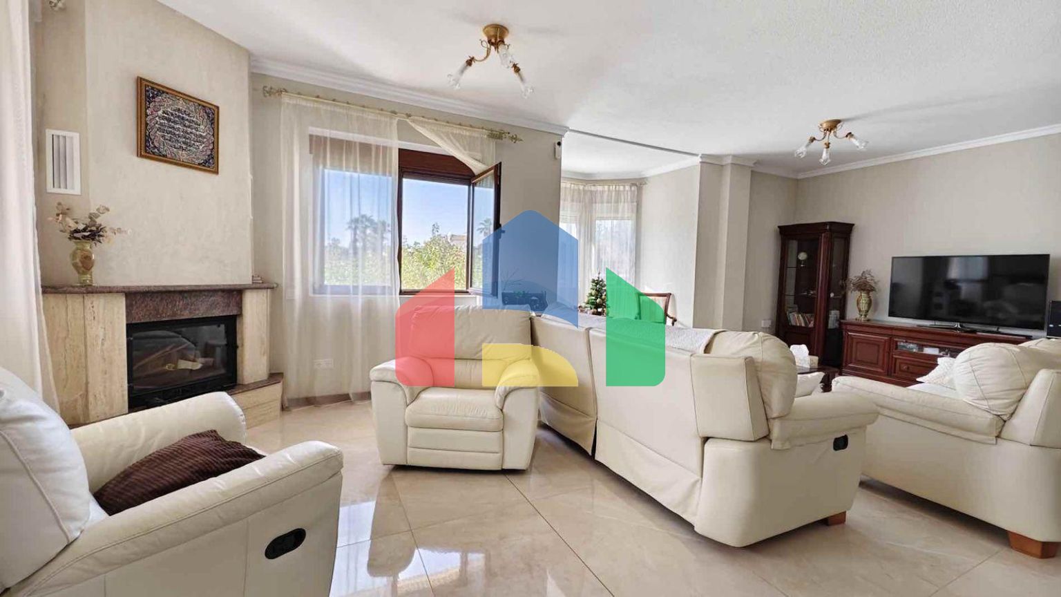 ВИЛЛА С БАССЕЙНОМ. 5 СПАЛЕН. 4 ВАННЫХ КОМНАТ. УЧАСТОК 850 М2. ПЛОЩАДЬ 364 М2. БАССЕЙН.