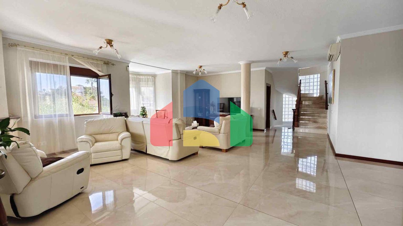 ВИЛЛА С БАССЕЙНОМ. 5 СПАЛЕН. 4 ВАННЫХ КОМНАТ. УЧАСТОК 850 М2. ПЛОЩАДЬ 364 М2. БАССЕЙН.