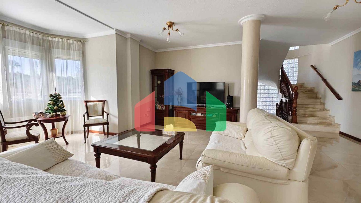 ВИЛЛА С БАССЕЙНОМ. 5 СПАЛЕН. 4 ВАННЫХ КОМНАТ. УЧАСТОК 850 М2. ПЛОЩАДЬ 364 М2. БАССЕЙН.