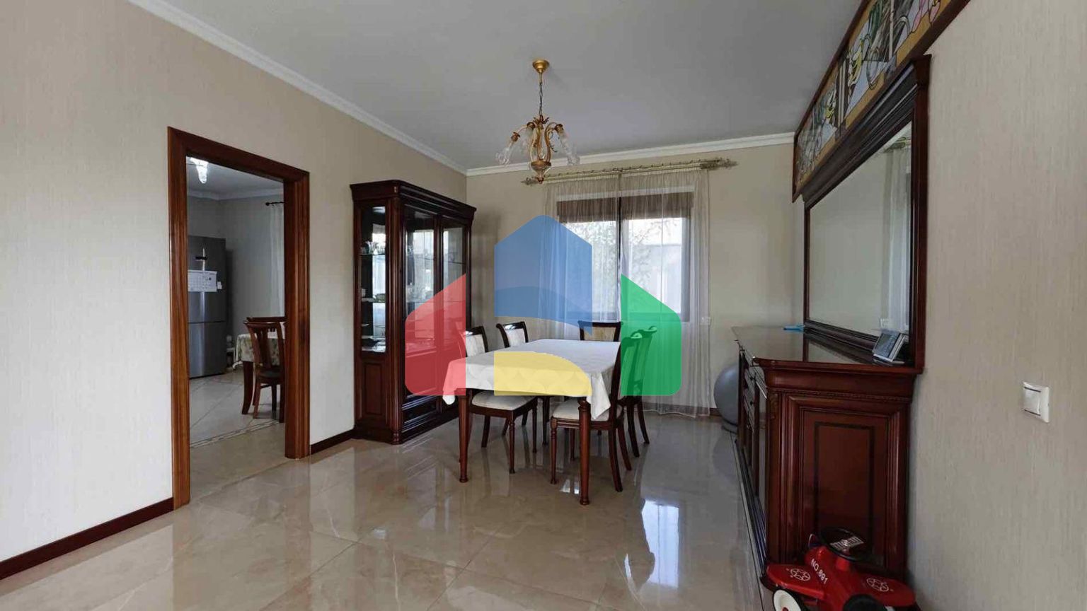 ВИЛЛА С БАССЕЙНОМ. 5 СПАЛЕН. 4 ВАННЫХ КОМНАТ. УЧАСТОК 850 М2. ПЛОЩАДЬ 364 М2. БАССЕЙН.