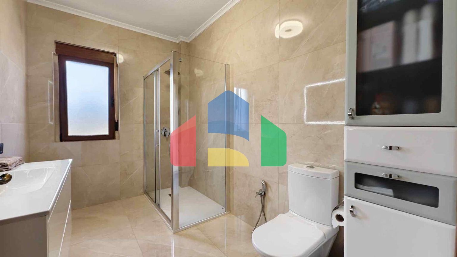 ВИЛЛА С БАССЕЙНОМ. 5 СПАЛЕН. 4 ВАННЫХ КОМНАТ. УЧАСТОК 850 М2. ПЛОЩАДЬ 364 М2. БАССЕЙН.