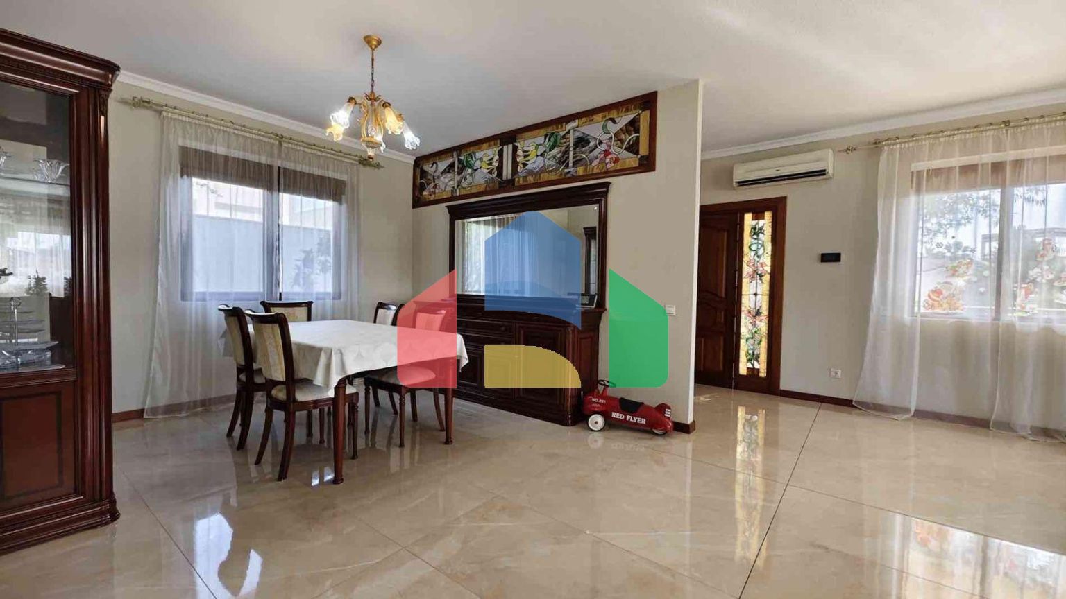 ВИЛЛА С БАССЕЙНОМ. 5 СПАЛЕН. 4 ВАННЫХ КОМНАТ. УЧАСТОК 850 М2. ПЛОЩАДЬ 364 М2. БАССЕЙН.