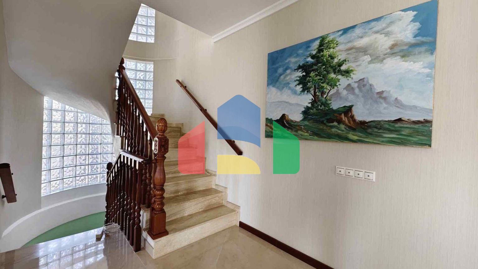 ВИЛЛА С БАССЕЙНОМ. 5 СПАЛЕН. 4 ВАННЫХ КОМНАТ. УЧАСТОК 850 М2. ПЛОЩАДЬ 364 М2. БАССЕЙН.