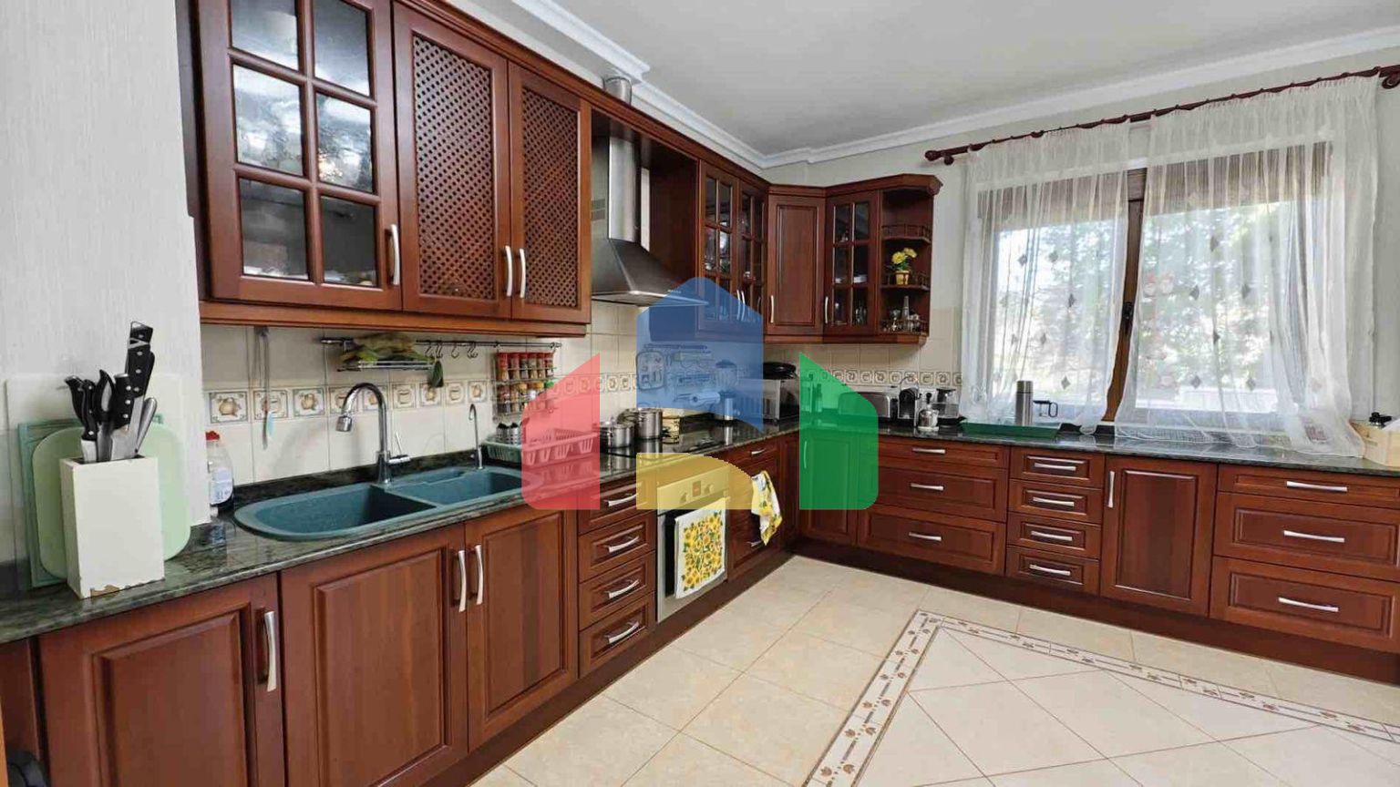 ВИЛЛА С БАССЕЙНОМ. 5 СПАЛЕН. 4 ВАННЫХ КОМНАТ. УЧАСТОК 850 М2. ПЛОЩАДЬ 364 М2. БАССЕЙН.