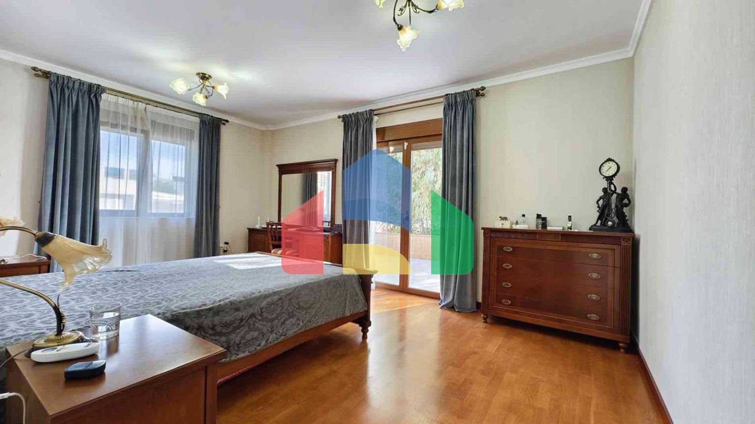 ВИЛЛА С БАССЕЙНОМ. 5 СПАЛЕН. 4 ВАННЫХ КОМНАТ. УЧАСТОК 850 М2. ПЛОЩАДЬ 364 М2. БАССЕЙН.