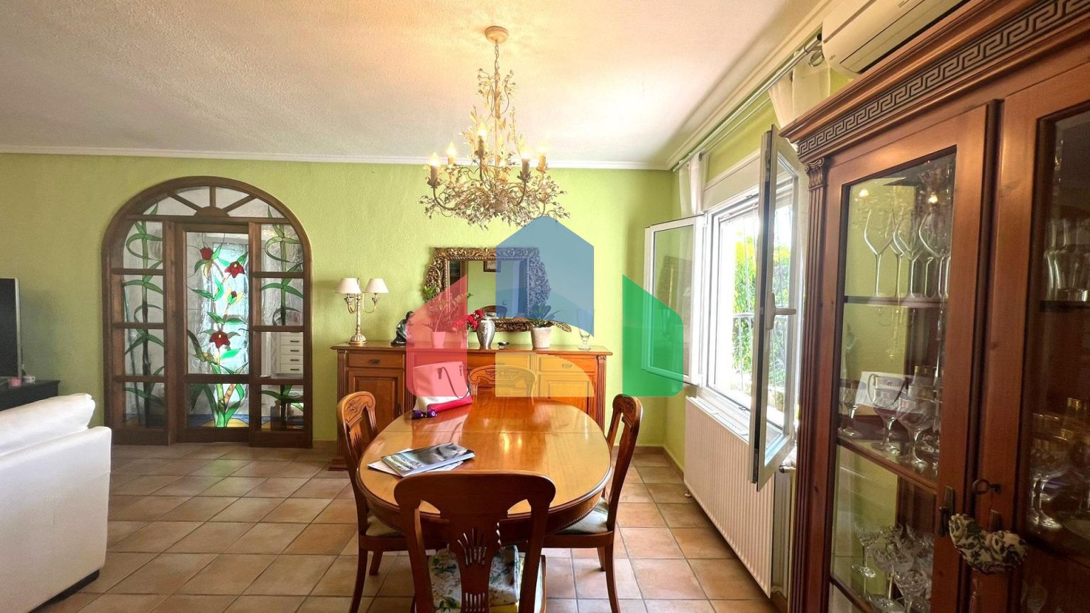 Эффектная вилла в районе Сьюдад-Кесада-Рохалес с собственным бассейном и панорамным видом.