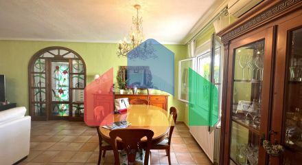 Эффектная вилла в районе Сьюдад-Кесада-Рохалес с собственным бассейном и панорамным видом.