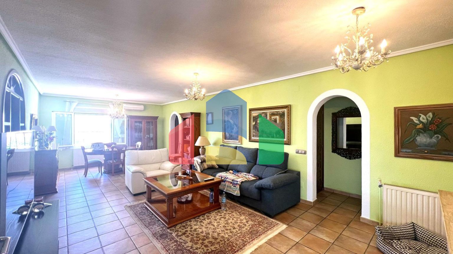 Эффектная вилла в районе Сьюдад-Кесада-Рохалес с собственным бассейном и панорамным видом.