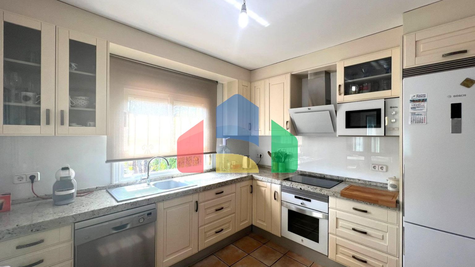 Эффектная вилла в районе Сьюдад-Кесада-Рохалес с собственным бассейном и панорамным видом.