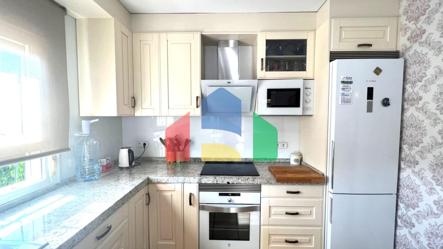 Эффектная вилла в районе Сьюдад-Кесада-Рохалес с собственным бассейном и панорамным видом.