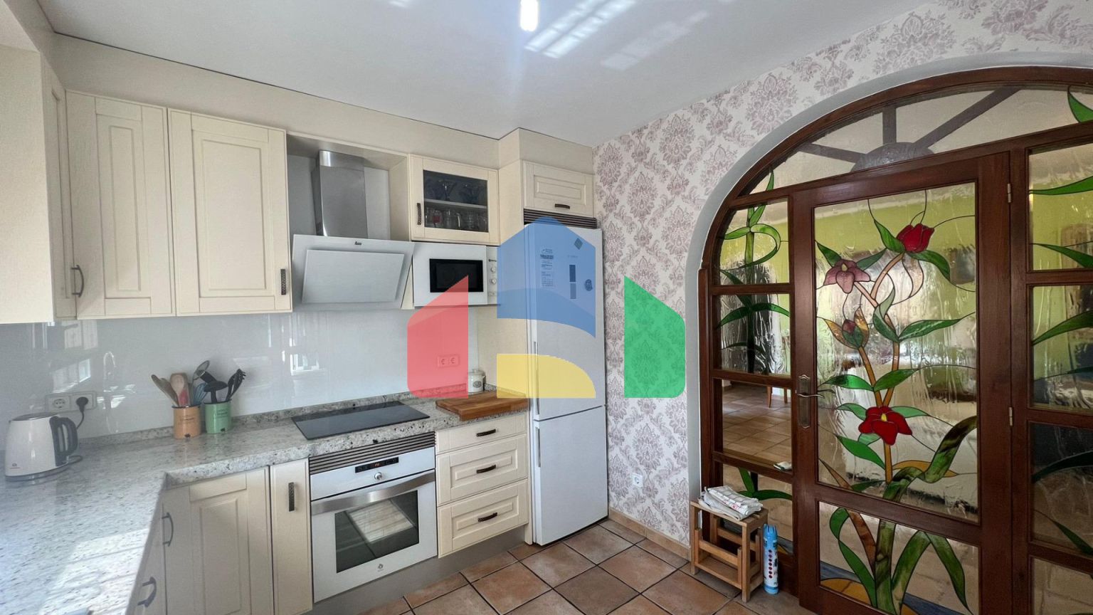 Эффектная вилла в районе Сьюдад-Кесада-Рохалес с собственным бассейном и панорамным видом.