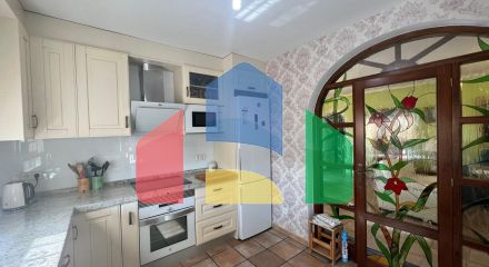 Эффектная вилла в районе Сьюдад-Кесада-Рохалес с собственным бассейном и панорамным видом.