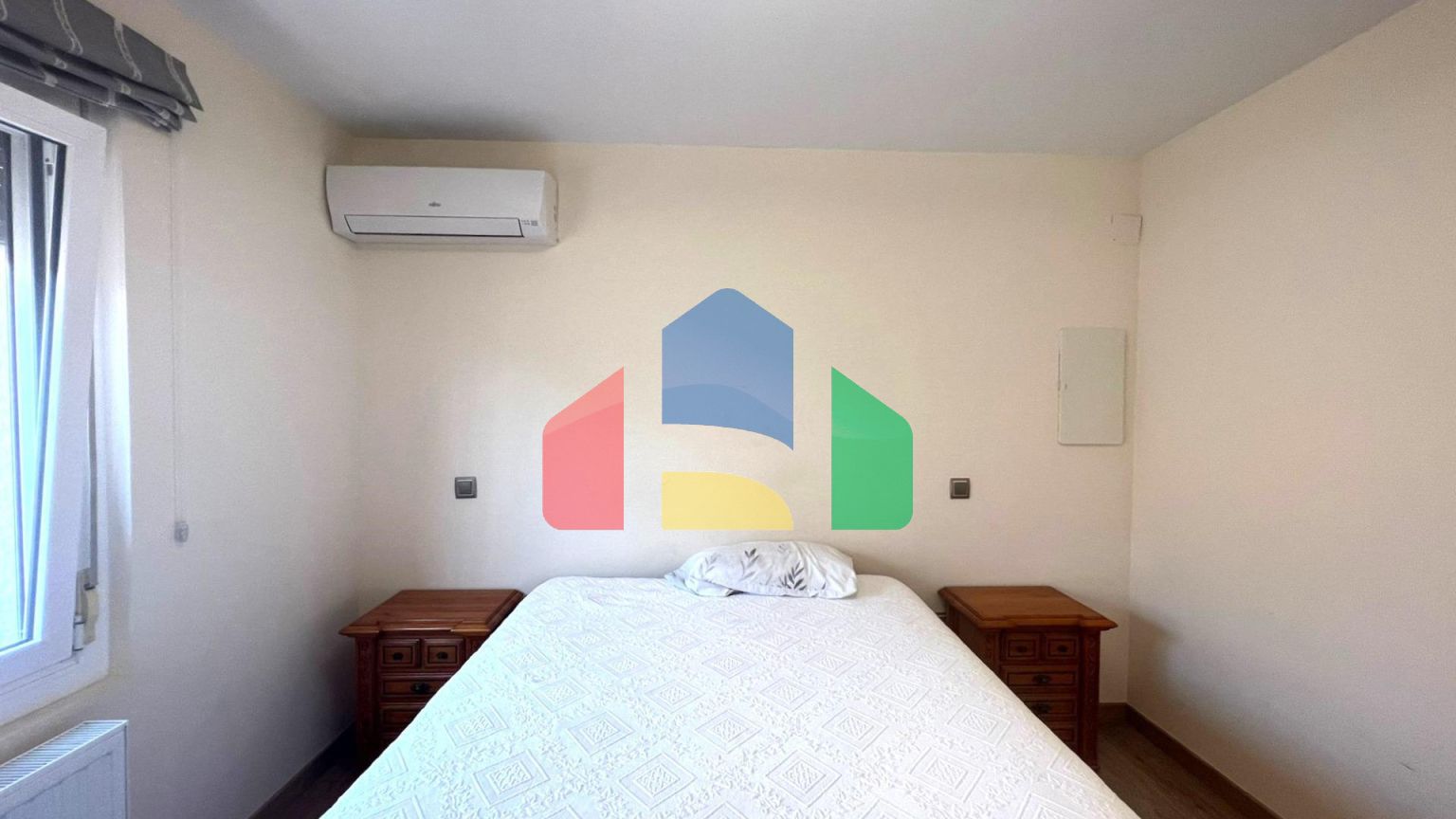 Эффектная вилла в районе Сьюдад-Кесада-Рохалес с собственным бассейном и панорамным видом.