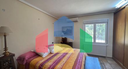 Эффектная вилла в районе Сьюдад-Кесада-Рохалес с собственным бассейном и панорамным видом.