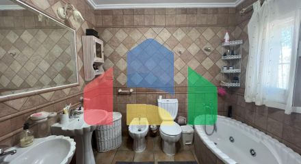 Эффектная вилла в районе Сьюдад-Кесада-Рохалес с собственным бассейном и панорамным видом.