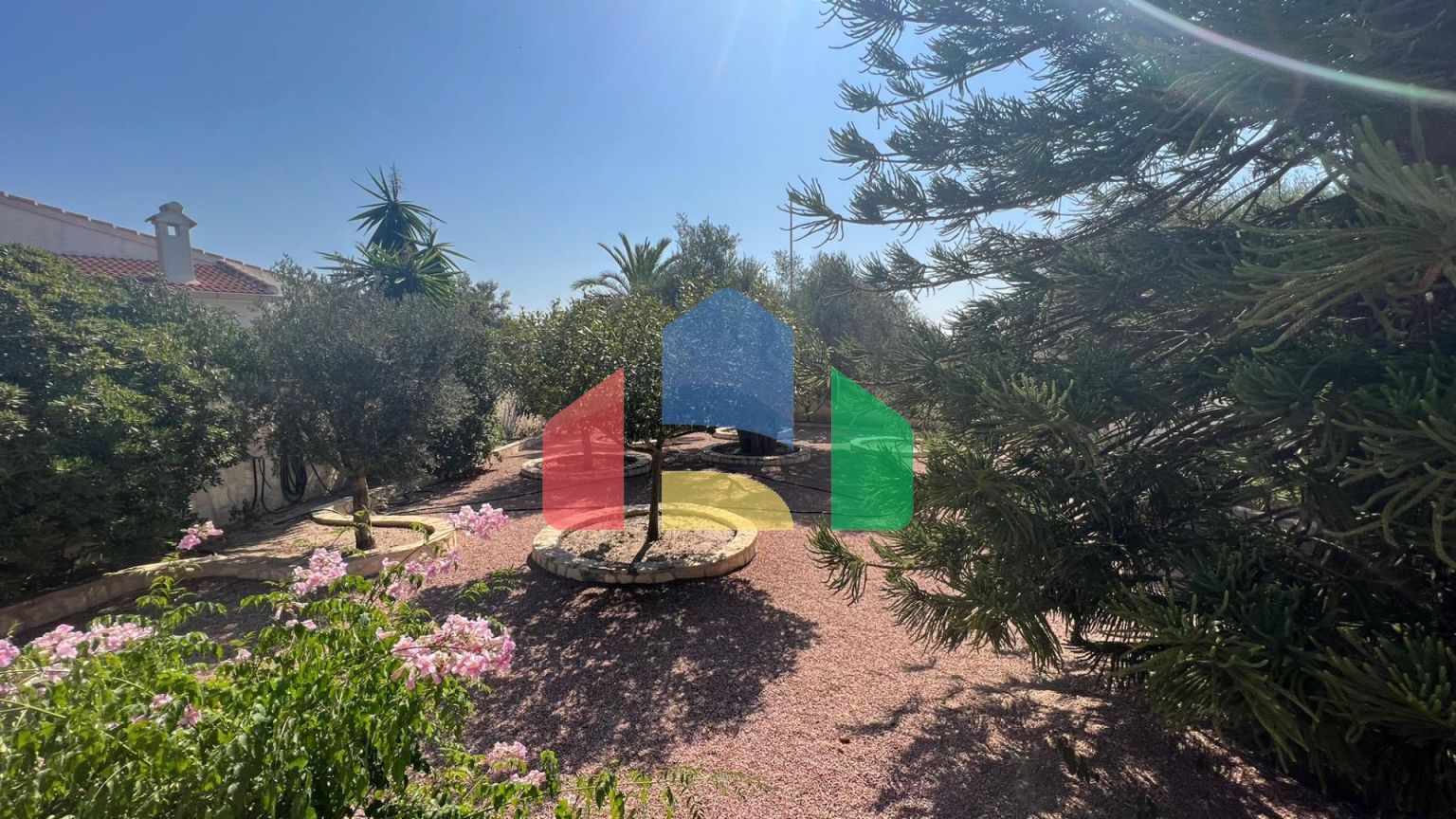 Эффектная вилла в районе Сьюдад-Кесада-Рохалес с собственным бассейном и панорамным видом.