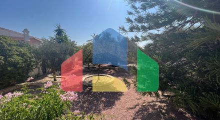 Эффектная вилла в районе Сьюдад-Кесада-Рохалес с собственным бассейном и панорамным видом.