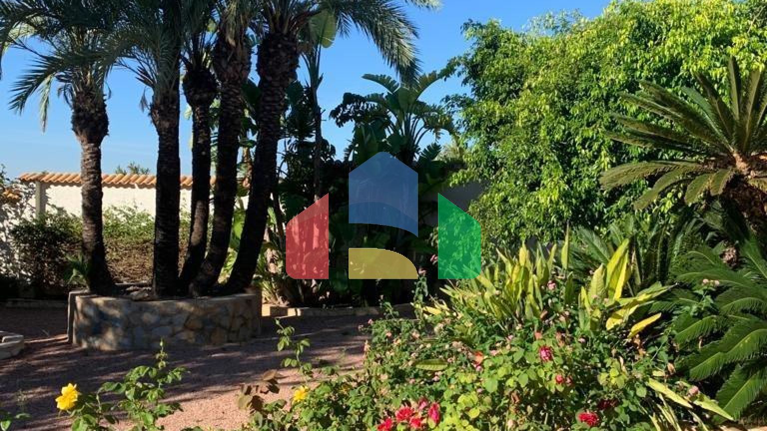 Эффектная вилла в районе Сьюдад-Кесада-Рохалес с собственным бассейном и панорамным видом.