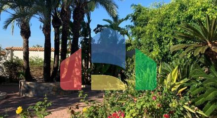 Эффектная вилла в районе Сьюдад-Кесада-Рохалес с собственным бассейном и панорамным видом.