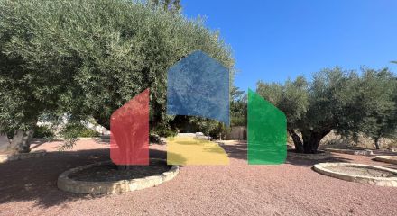 Эффектная вилла в районе Сьюдад-Кесада-Рохалес с собственным бассейном и панорамным видом.