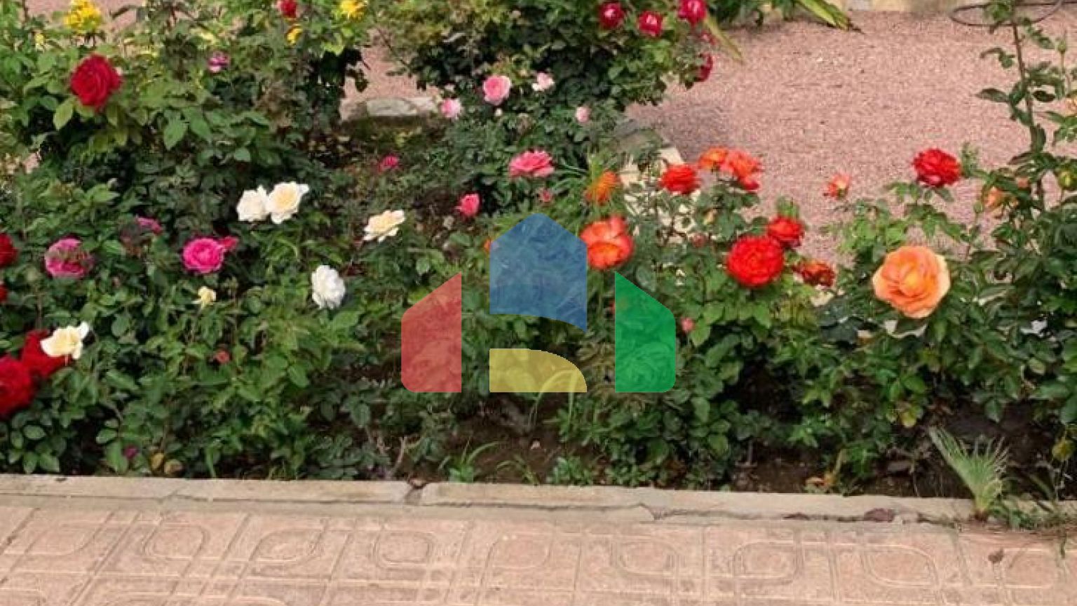 Эффектная вилла в районе Сьюдад-Кесада-Рохалес с собственным бассейном и панорамным видом.