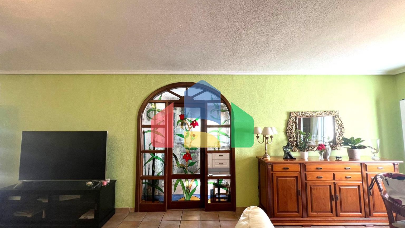 Эффектная вилла в районе Сьюдад-Кесада-Рохалес с собственным бассейном и панорамным видом.