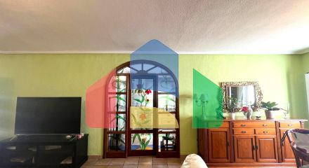 Эффектная вилла в районе Сьюдад-Кесада-Рохалес с собственным бассейном и панорамным видом.