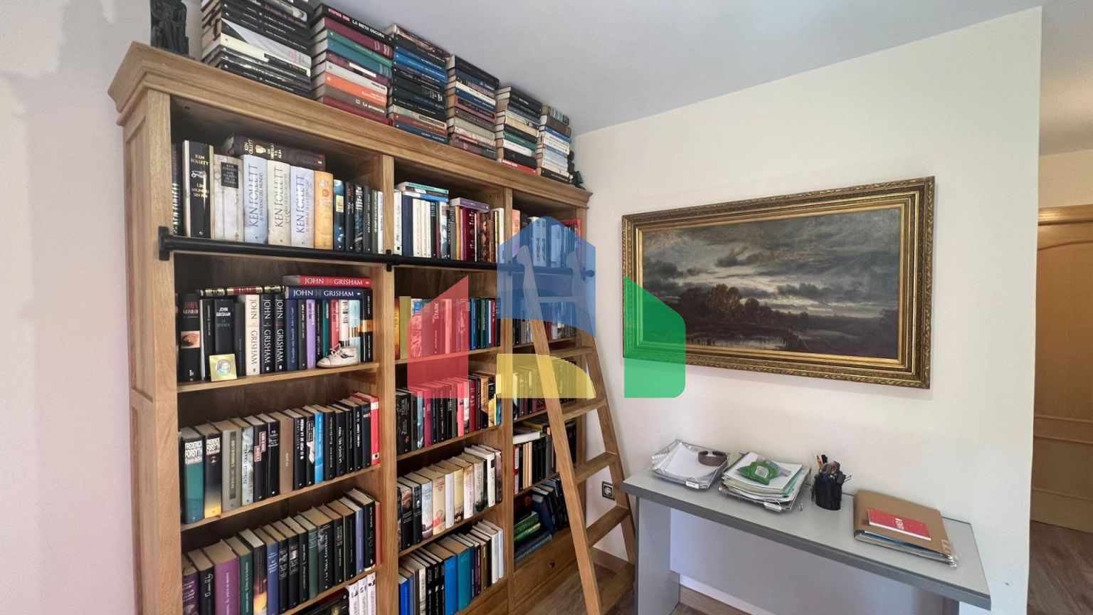 Эффектная вилла в районе Сьюдад-Кесада-Рохалес с собственным бассейном и панорамным видом.