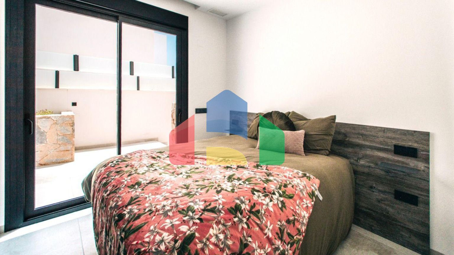 РОСКОШНАЯ И ДИЗАЙНЕРСКАЯ КВАРТИРА РЯДОМ С ПОЛЕМ ДЛЯ ГОЛЬФА