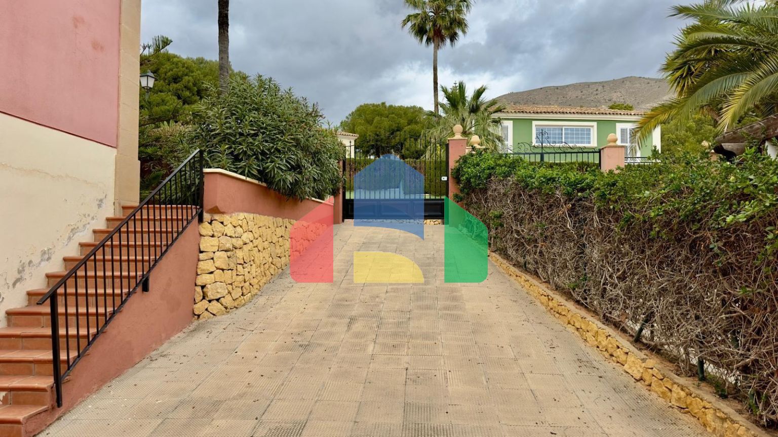 ПРОСТОРНАЯ СРЕДИЗЕМНОМОРСКАЯ ВИЛЛА В GOLF BAHIA ФИНЕСТРАТ  С ВИДАМИ