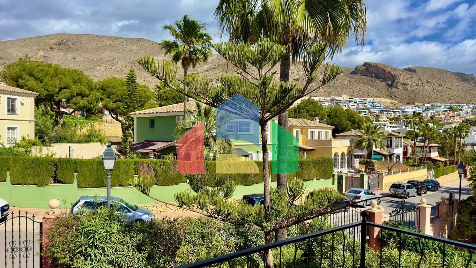 ПРОСТОРНАЯ СРЕДИЗЕМНОМОРСКАЯ ВИЛЛА В GOLF BAHIA ФИНЕСТРАТ  С ВИДАМИ