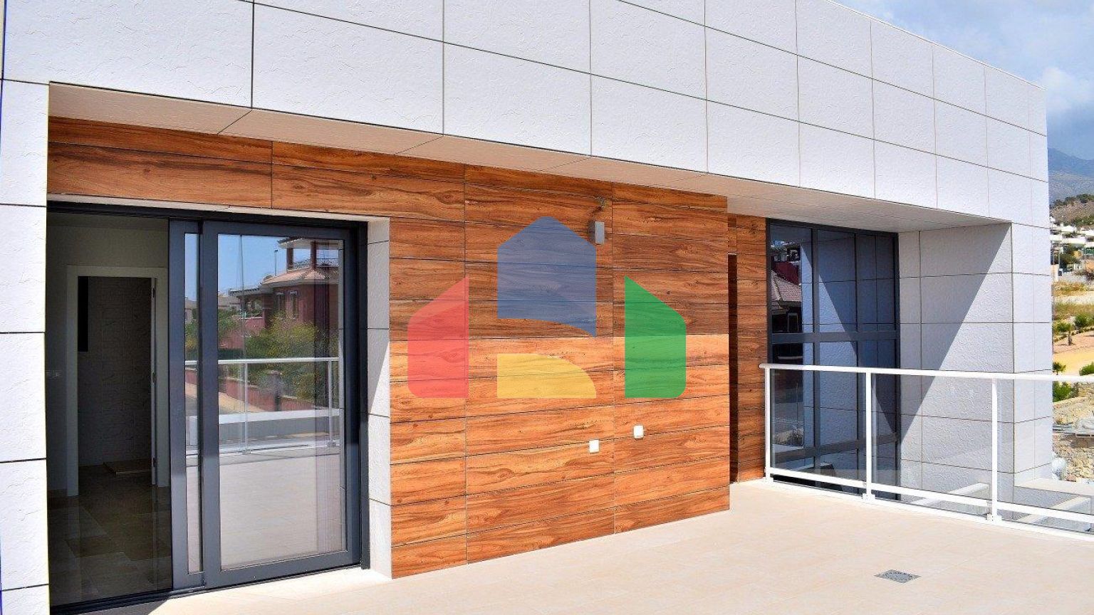 СОВРЕМЕННАЯ ВИЛЛА В НЕСКОЛЬКИХ МИНУТАХ ХОДЬБЫ ОТ БЕНИДОРМА!!!