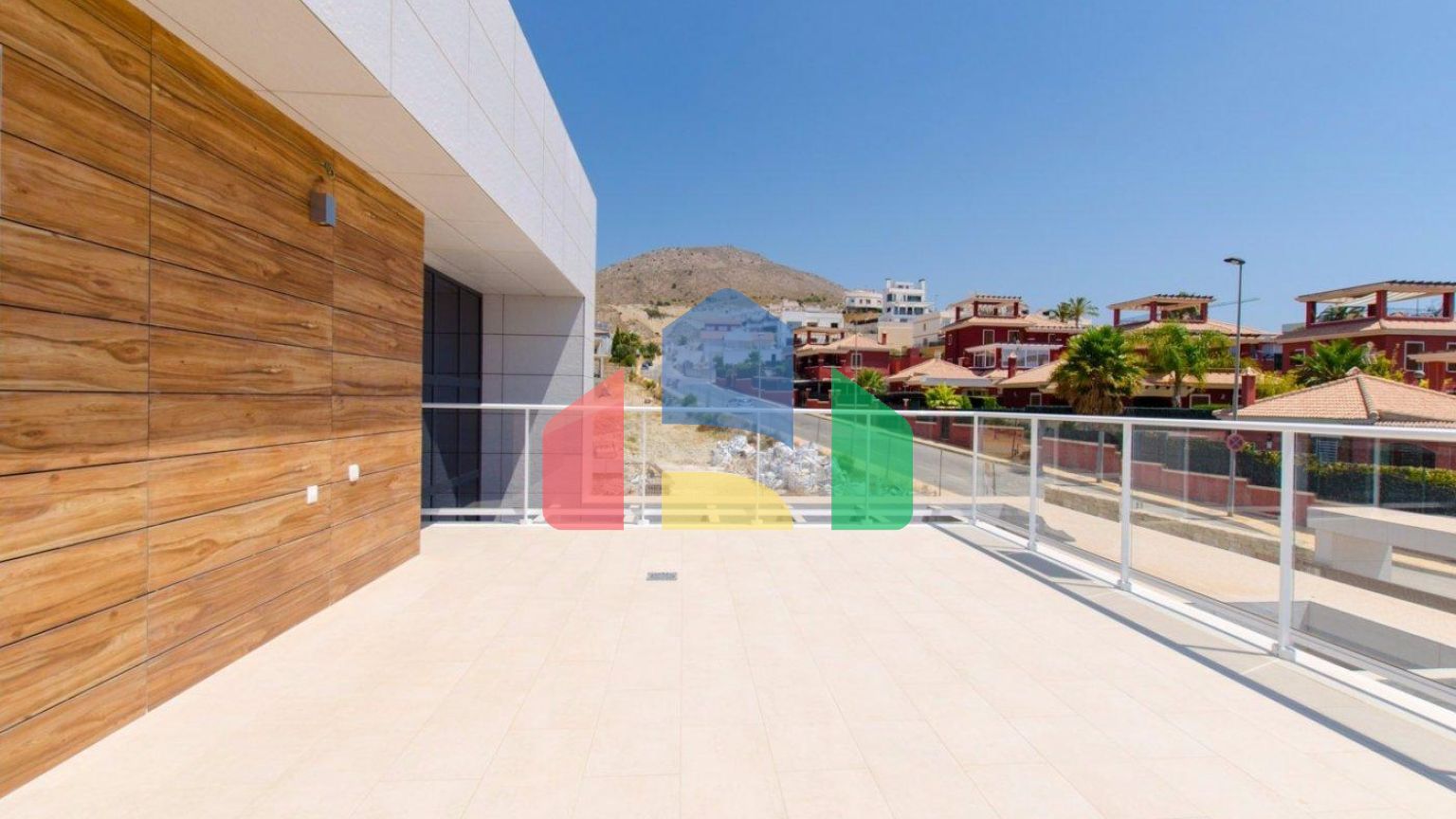 СОВРЕМЕННАЯ ВИЛЛА В НЕСКОЛЬКИХ МИНУТАХ ХОДЬБЫ ОТ БЕНИДОРМА!!!