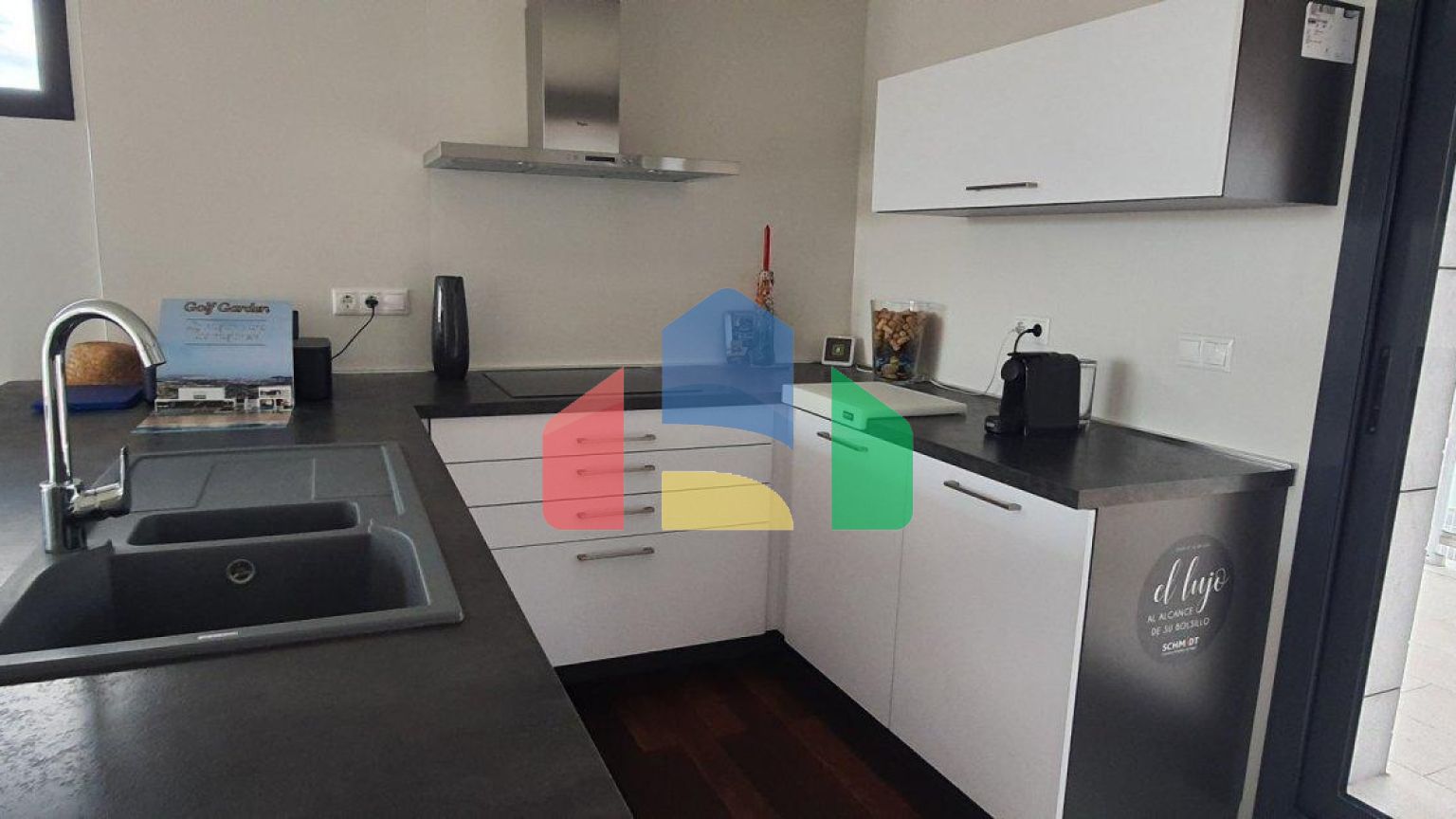 СОВРЕМЕННАЯ ВИЛЛА В НЕСКОЛЬКИХ МИНУТАХ ХОДЬБЫ ОТ БЕНИДОРМА!!!