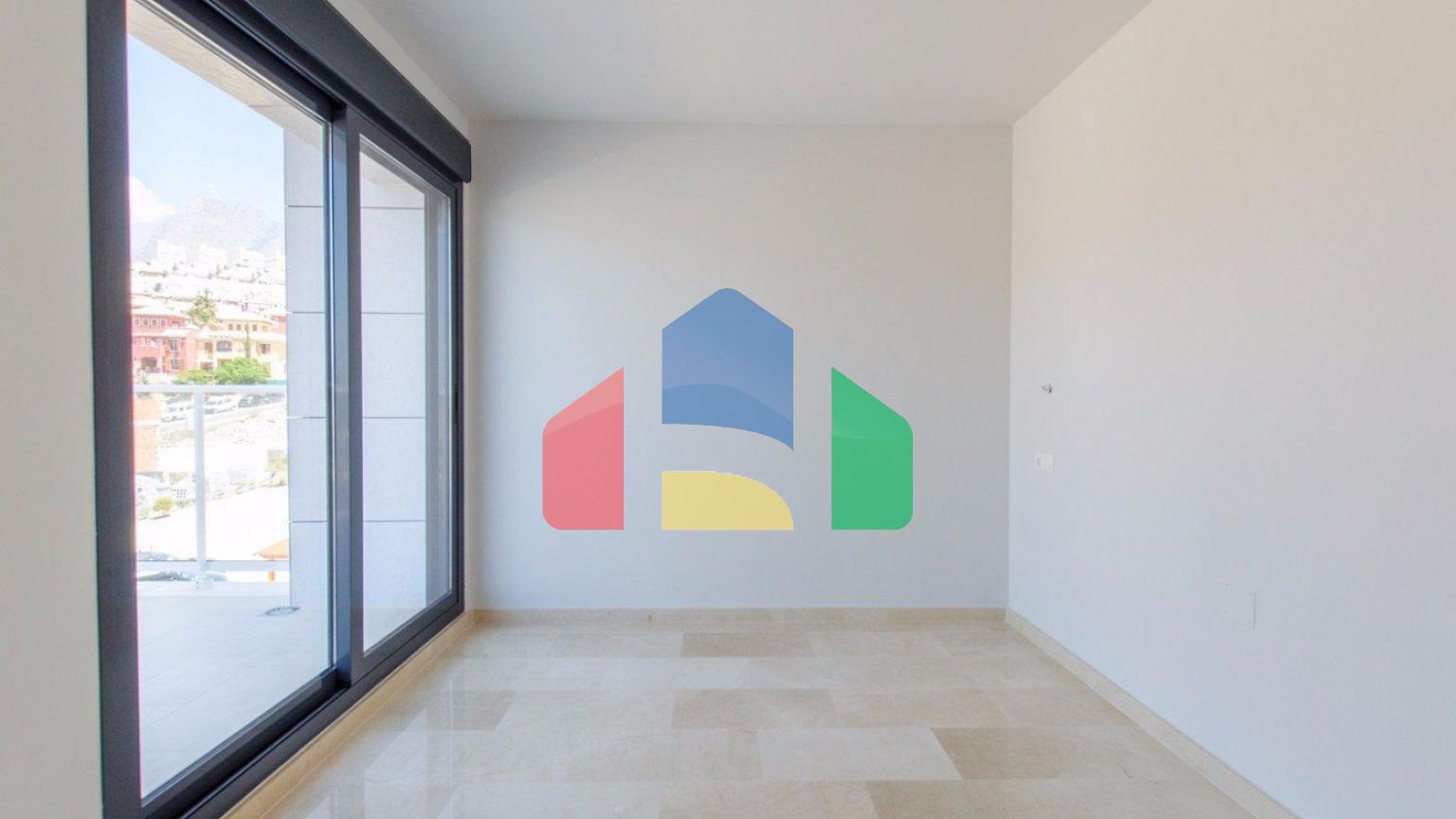 СОВРЕМЕННАЯ ВИЛЛА В НЕСКОЛЬКИХ МИНУТАХ ХОДЬБЫ ОТ БЕНИДОРМА!!!