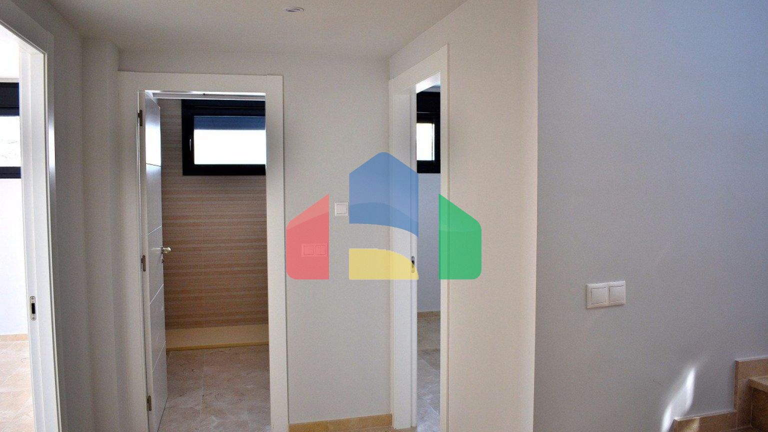 СОВРЕМЕННАЯ ВИЛЛА В НЕСКОЛЬКИХ МИНУТАХ ХОДЬБЫ ОТ БЕНИДОРМА!!!