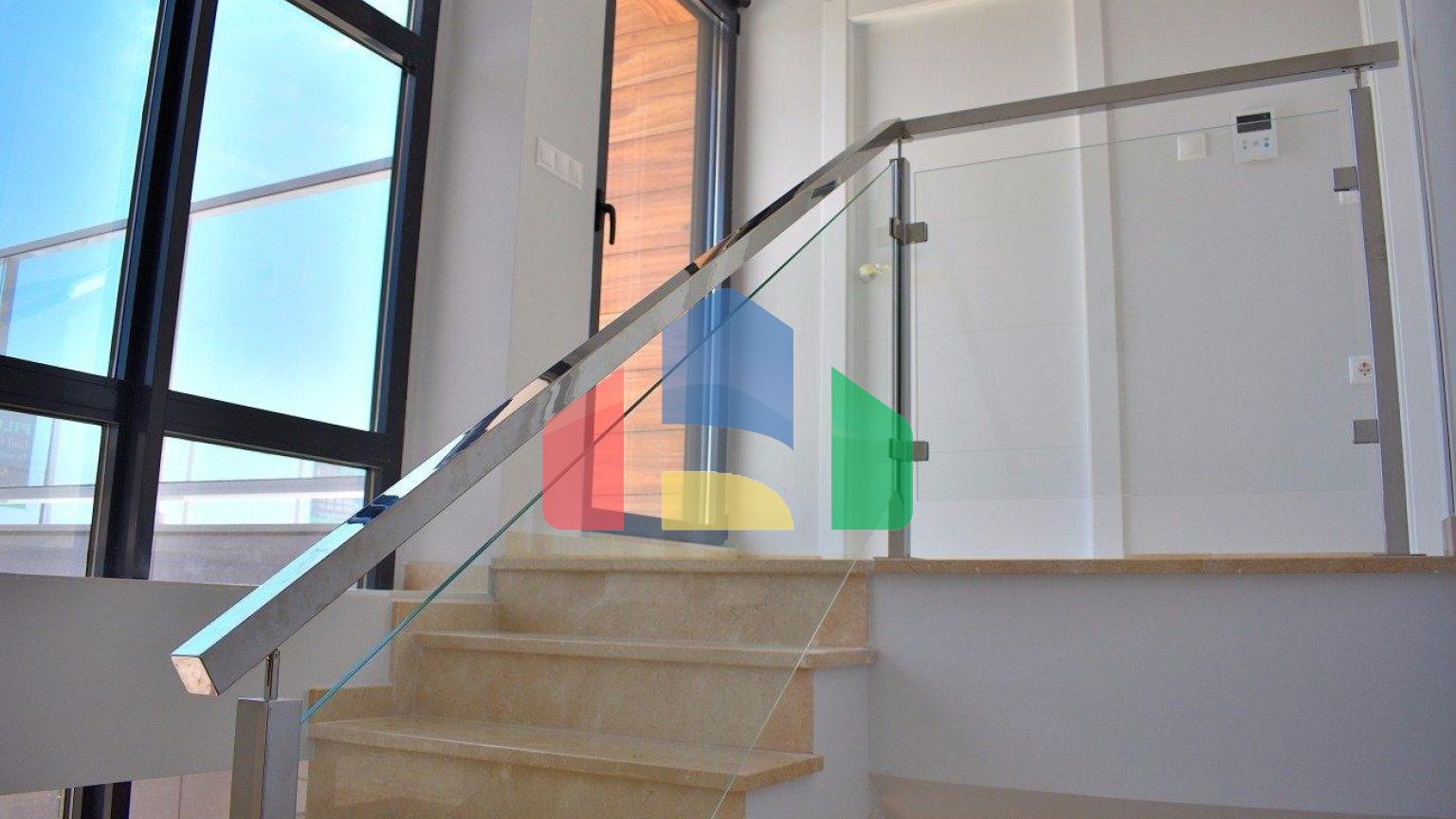 СОВРЕМЕННАЯ ВИЛЛА В НЕСКОЛЬКИХ МИНУТАХ ХОДЬБЫ ОТ БЕНИДОРМА!!!