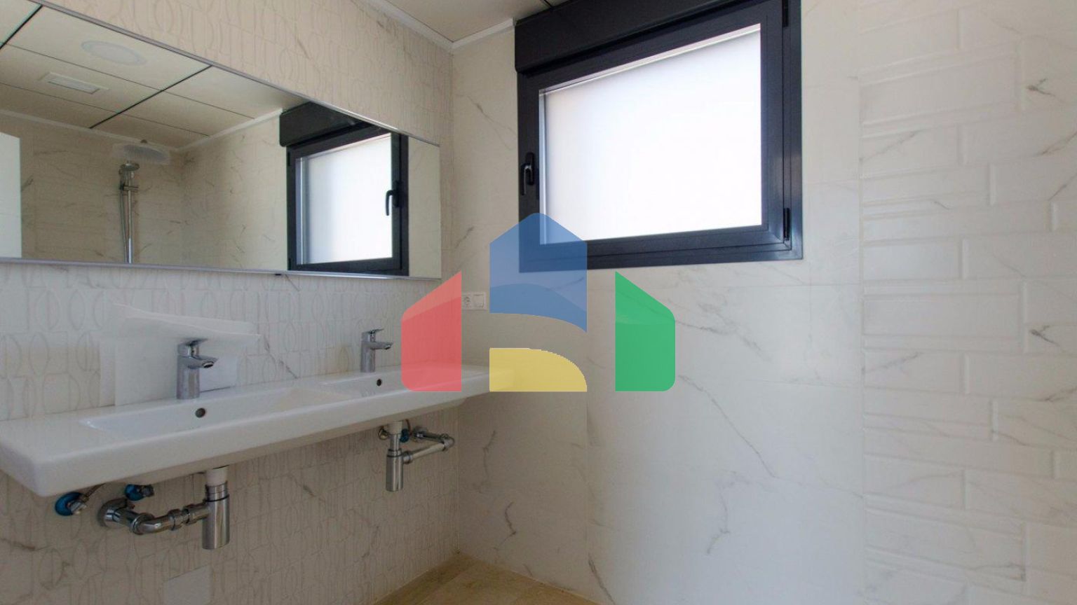 СОВРЕМЕННАЯ ВИЛЛА В НЕСКОЛЬКИХ МИНУТАХ ХОДЬБЫ ОТ БЕНИДОРМА!!!