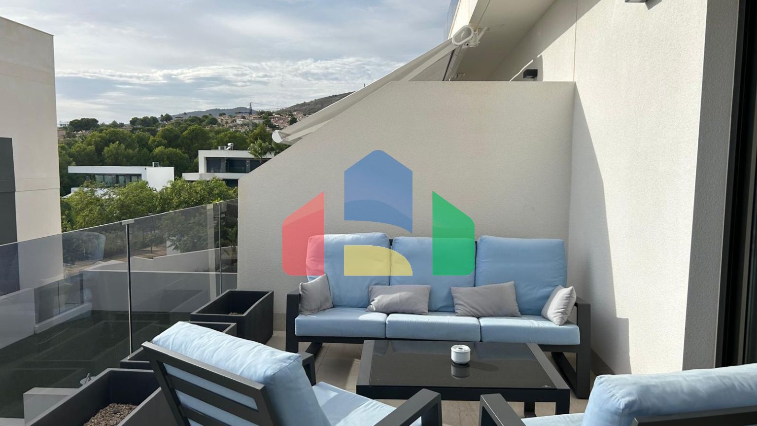 Отличная, полуновая квартира в Сьерра Кортина с видом на море!