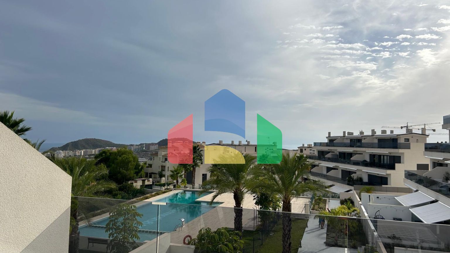 Отличная, полуновая квартира в Сьерра Кортина с видом на море!