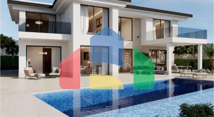 Luxury Villa with Pool in Golf Bahía