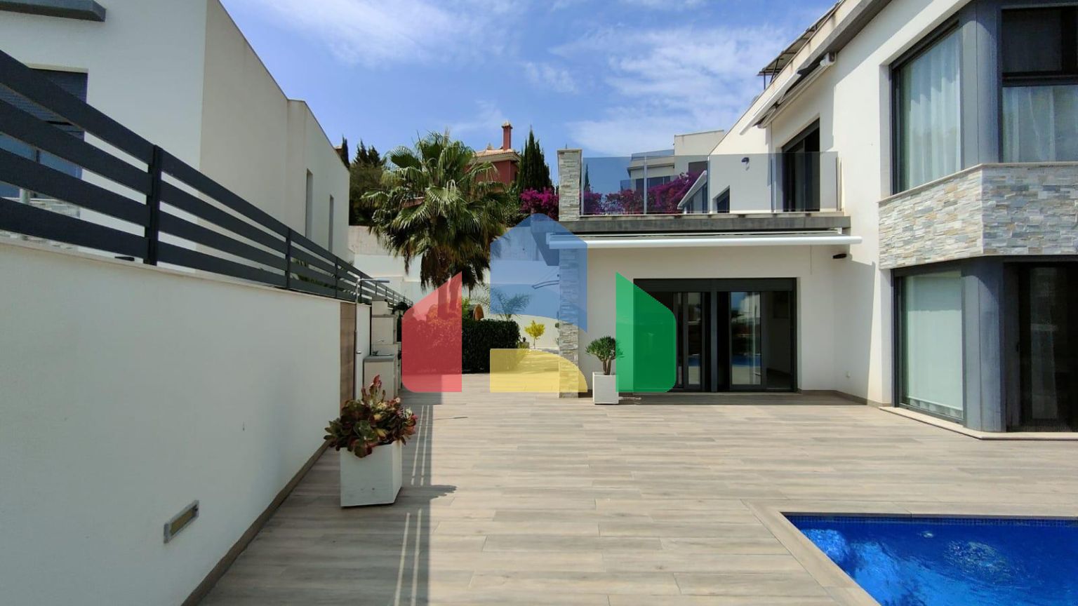 ОТДЕЛЬНАЯ ВИЛЛА С 4 СПАЛЬНЯМИ И ВИДОМ НА МОРЕ И ГОРЫ В ФИНЕСТРАТЕ