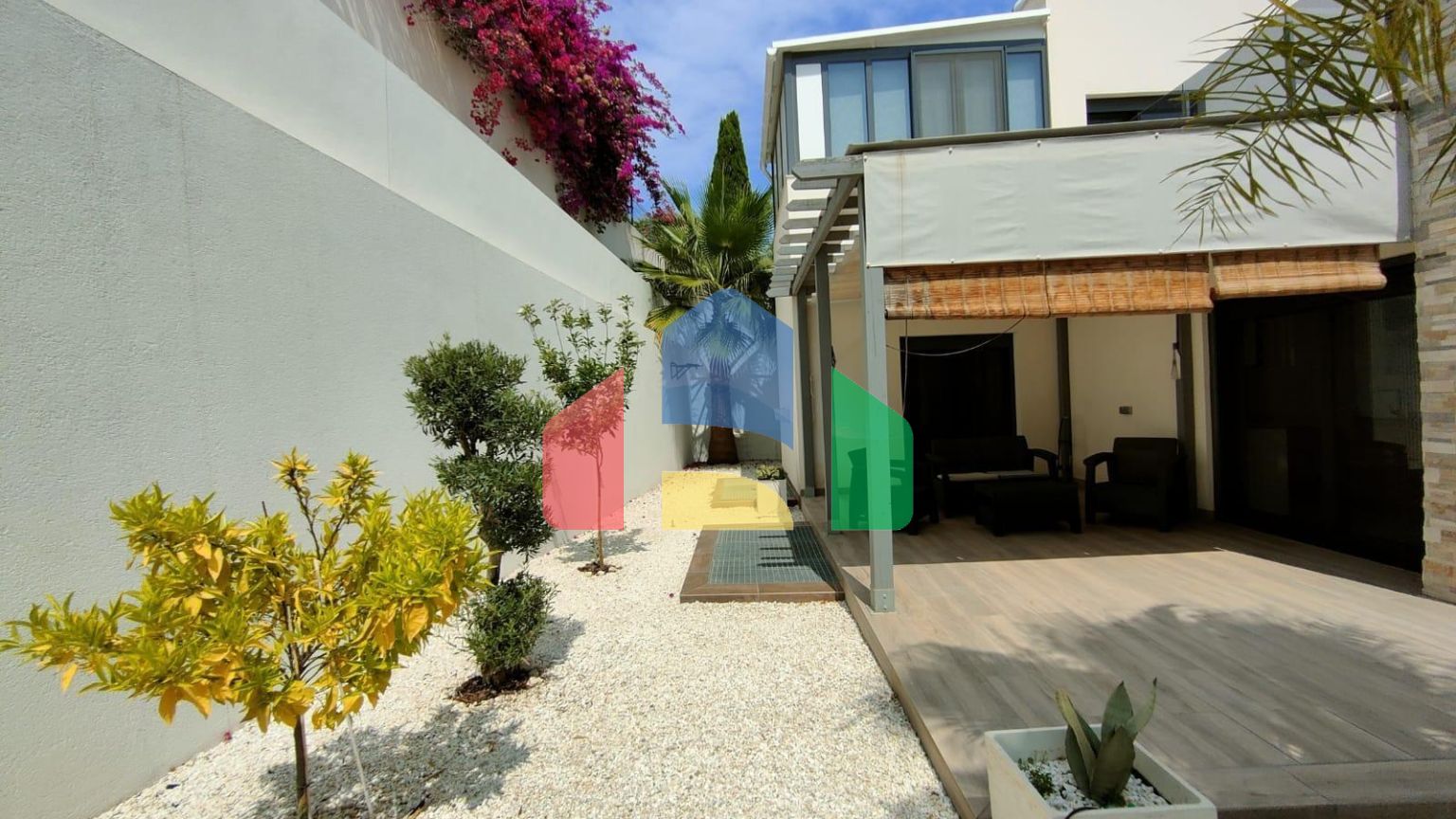 ОТДЕЛЬНАЯ ВИЛЛА С 4 СПАЛЬНЯМИ И ВИДОМ НА МОРЕ И ГОРЫ В ФИНЕСТРАТЕ