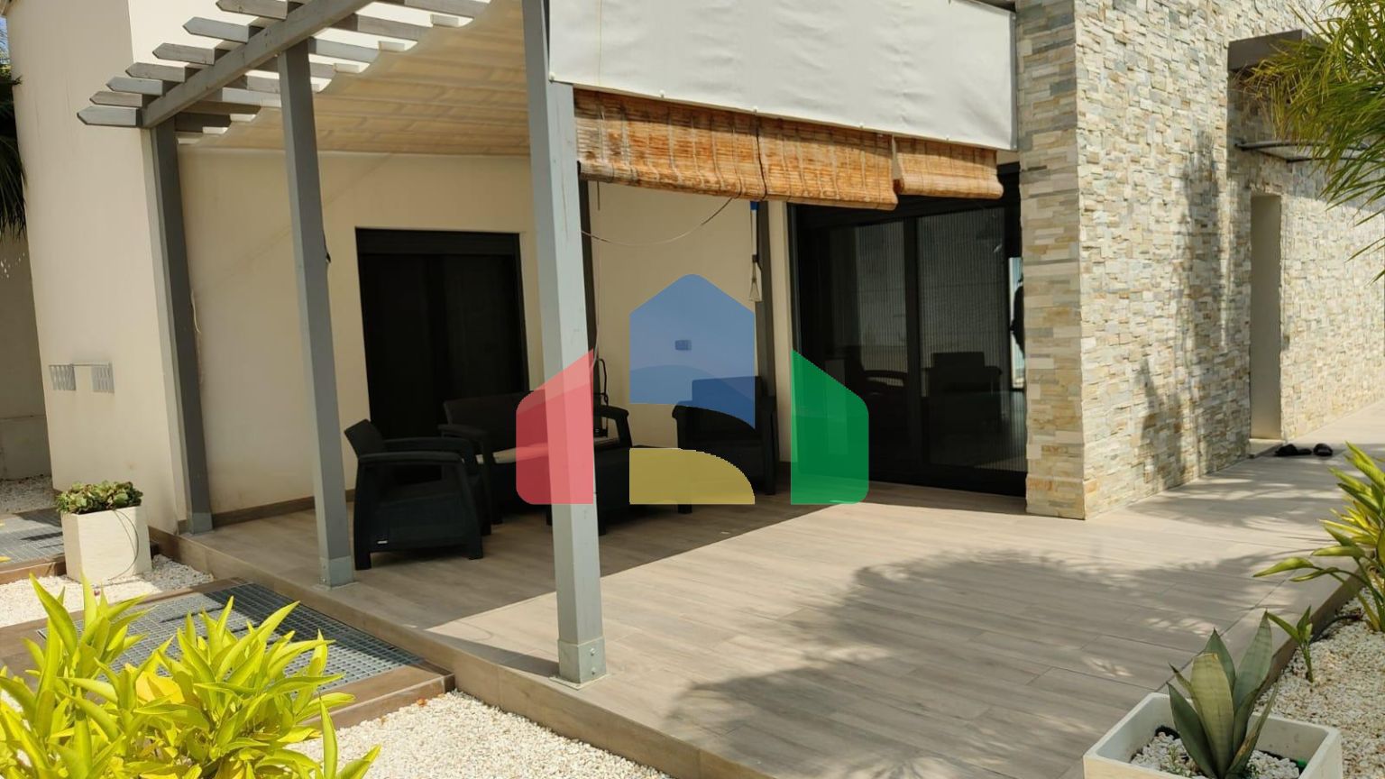 ОТДЕЛЬНАЯ ВИЛЛА С 4 СПАЛЬНЯМИ И ВИДОМ НА МОРЕ И ГОРЫ В ФИНЕСТРАТЕ